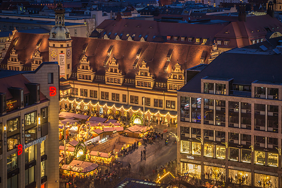 Blick auf Leipziger Weihnachtsmarkt am Abend